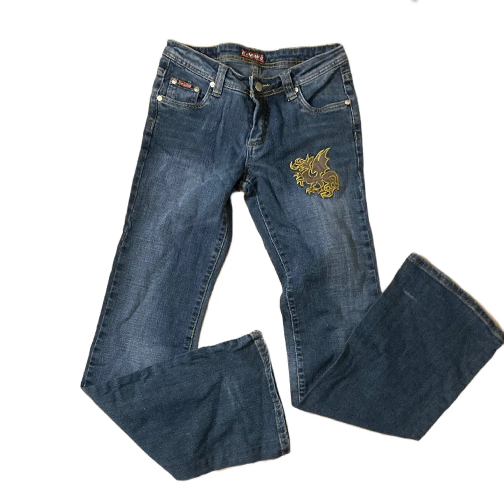 Så coola jeans med drak-motiv på! Storlek är W26, skriv gärna om du önskar mått osv💗. Jeans & Byxor.