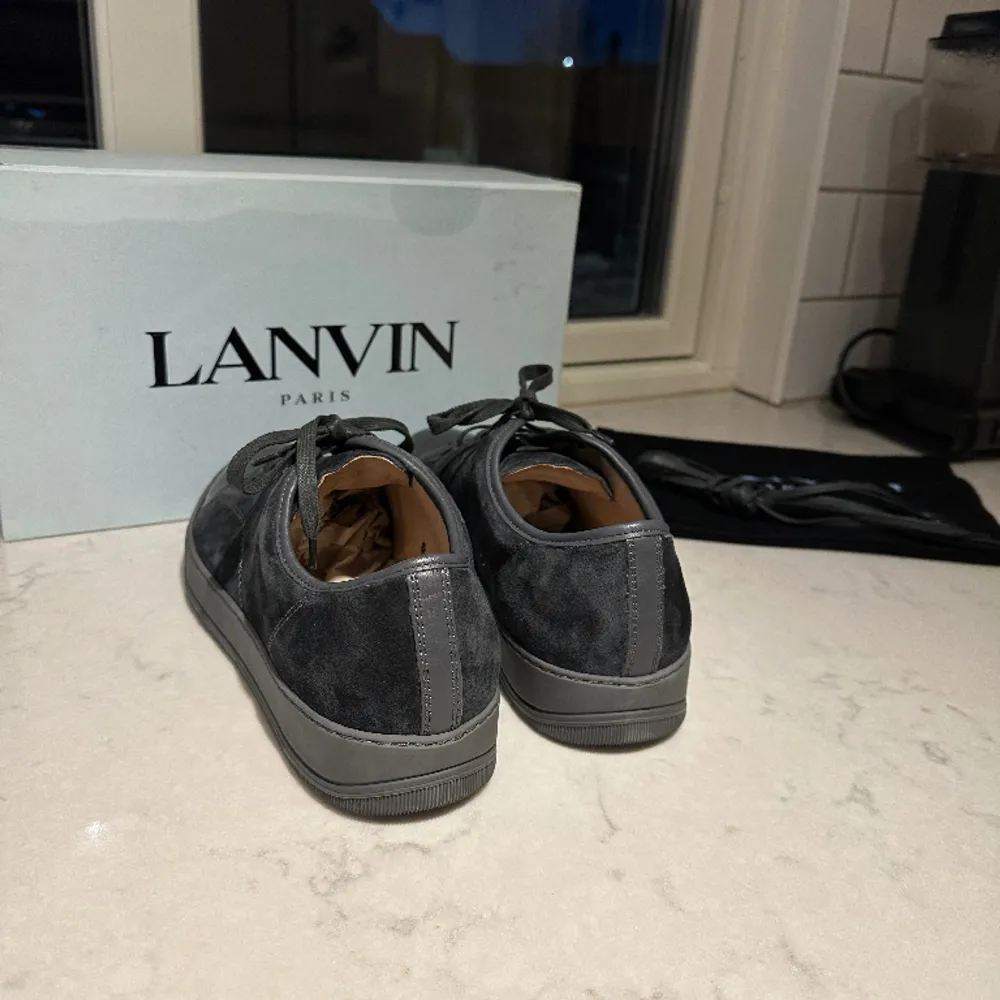 Säljer nu mina gråa Lanvin skor. Använda ett fåtal gånger och skicket är utmärkt. Storlek UK10 passar 44-45 enligt mig.. Skor.