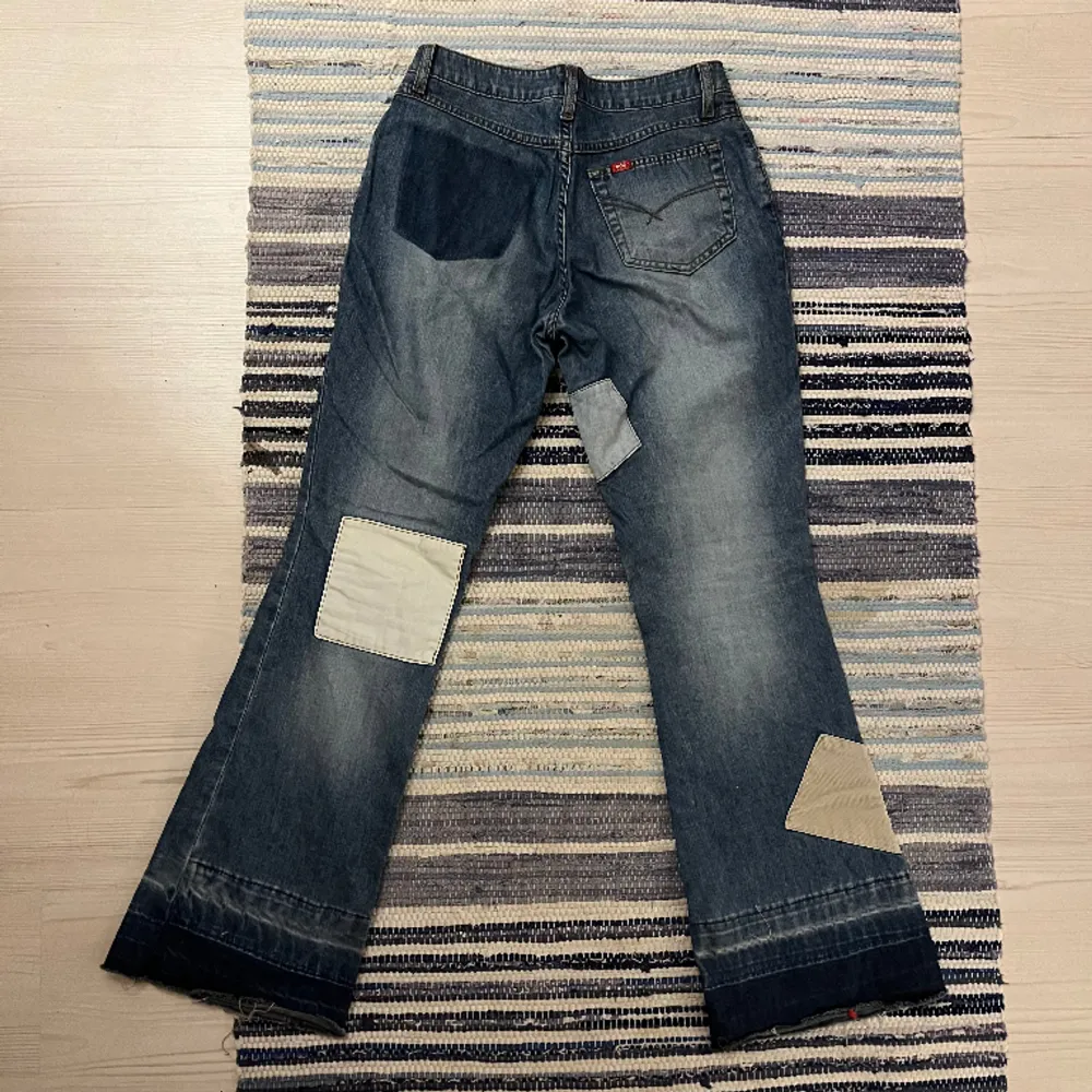 Skitfina jeans med coola detaljer från EDC esprit! Lågmidjade och bootcut och sitter så fint ♥️ tyvärr blivit försmå för mig! . Jeans & Byxor.