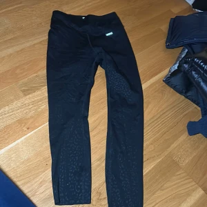 Träningsbyxor Stronger  - Stronger byxor!🖤 Strl : S  Säljer : 70kr  