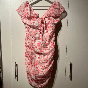 Klänning - Aldrig använd klänning, bara testad  Från perisian  Aldrig använd pga att jag gått ner i vikt 