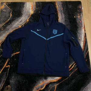 Stockholm  - Hej! Jag säljer en Nike Tech England i storlek XXL. Den är i jättebra skick och jag säljer den för 1000 kronor. Hör av dig om du är intresserad!"👍