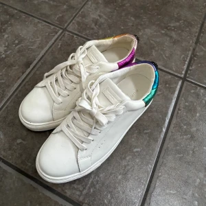 Kurt geiger sneakers  - Säljer dessa skor då det ändast är använda en gång. Köpte dessa i sommras i marbella för 2500kr och säljer det nu för 1500kr. Sulan är något högre än vanligt. Inga defekter finns och skon är nästan helt som oanvänd! 