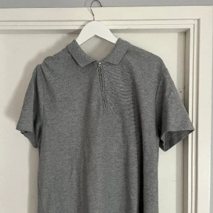 H&M sommarskjorta - Storlek XL Nypris -450kr Mitt pris -100kr Skick 10/10  Inget fel på den vara, perfekt till sommaren!