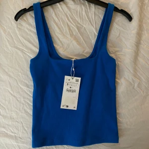 Zara linne - Ribbstickat zara linne som är helt oanvänd, prislapp kvar och allt. Extra tyg över bysten 💗