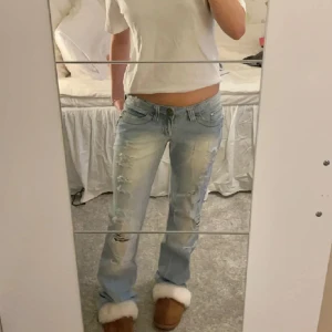 Jätte snygga lågmidjade jeans! - Köpte dessa jeans på Plick, Men de var tyvärr förstora. Innerbenslängden är 82, kom privat för fler frågor!❤️ (lånade bilder) pris kan diskuteras!⭐️