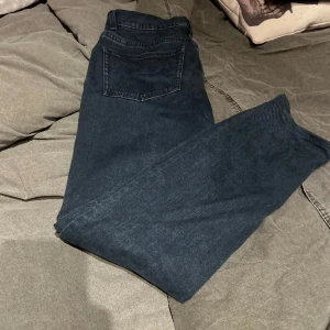 ACNE STUDIO SLIM FIT JEANS - Tjena! Säljer nu dessa slim fit acne studio jeansen i storlek 30/32 nypris på dessa är runt 3000-4000 kr, vet inte exakt eftersom att jag fick dom i present men något i den prisklassen. Knappt använda, väldigt ovanliga men snygga, inga defekter.