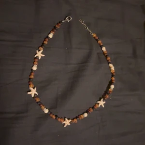 Äkta bärnsten / snäckor halsband  - Jätte fint, de är handgjort 