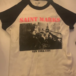 Super cool t shirt - Skitsnygg ribbad t shirt med coolt tryck med svart krage och ärmar. Rosa text och svart tryck. Jättefint skick och passar som Xs/S/M.💗💗💗