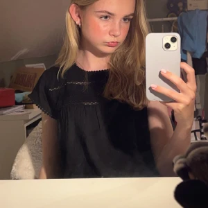 Svart sommartopp!  - Perfekt till en varm sommardag! I fint skick! Ställ frågor om ni undrar något! 