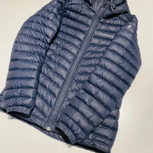 Peak Performance Frost Down Hood Jacket Junior - Säljer min mörkblå peak performance jacka i strlk 150, fint skick, köpt för 3000 säljs för 700kr. Inga defekter.🌟🌟