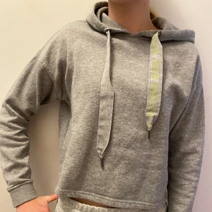 Lång ärmar magtröja med luva  - Grå xs kungarnas magtröja med luva  Jean PASCALE