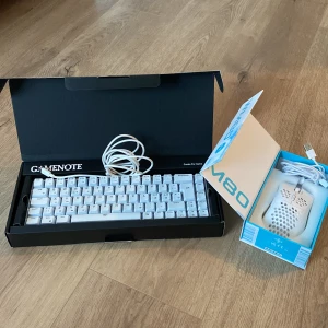 ❗️Tangentbord + mus ❗️ - Säljer nytt fräscht tangentbord och mus för 450kr i paketpris! Man kan även köpa dessa separat❗️Både musen och tangentbordet lyser i olika färger och är trådlösa. Lådan till respektive samt tillbehör medföljer. Skriv privat för funderingar💯