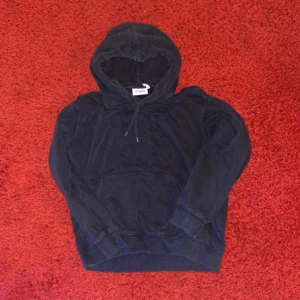 Svart weekday hoddie  - Svart weekday hoddie i storlek S i jättebra sick