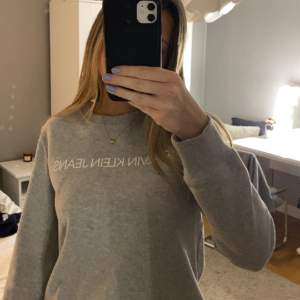 Grå sweatshirt från Calvin Klein, använd fåtal gånger💕