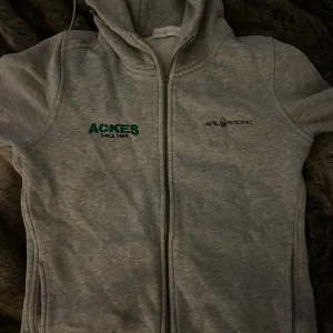 Sail Racing Zip Hoodie.  - ”Ackes” Är en resturang på västkusten. Den är ganska liten i passform skulle säga XS
