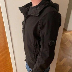 C.P Company Shell jacket  - En mycket fin CP jacka i nyskick. Storlek S/M. Bara kontakta mig vid frågor och bud! Knappt använd och är i princip nyskick. Nypris 4500kr