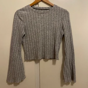 Tröja  - Lappen på storleken är bortklippt men den är i storlek: M. Tveka inte för att fråga någonting!🤞🏼