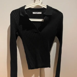 NA-KD svart stickad top - NA-KD Svart stickad tröja, storlek s