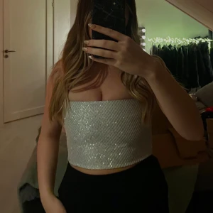 Glitter topp - Silvrig topp i glitter som med smala axelband, otroligt fin✨ Storlek S på plagget men kan även funka för strl XS