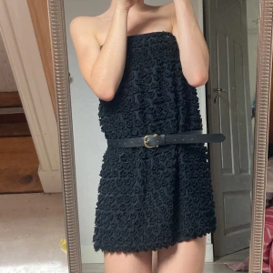 Klänning - Säljer denna unika svarta Daniela Bechtolf kortklänningen som är off shoulder och har små blommor på sig💓 Nyttskick då jag en endast har testat den.