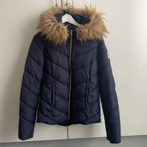 Svea Jacka - Marinblå sveajacka i storlek M