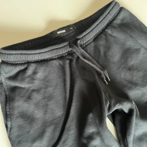 Lågmidjade mjukisbyxor - De populära lågmidjade mjukisbyxorna från Bikbok. Lagom i längden på mig som är 160💕 fint skick!