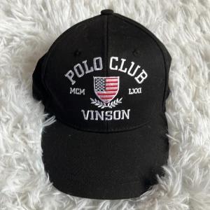 Polo club keps - Knappt använd och är väldigt fin, köpte den för ett år sedan och bestämde mig för att jag int ebola ha dem mer! 