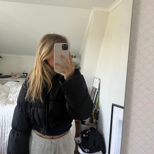 Jacka - Jacka från hm. Säljer då jag inte använder den längre. Den är kort, passar mig som är 160