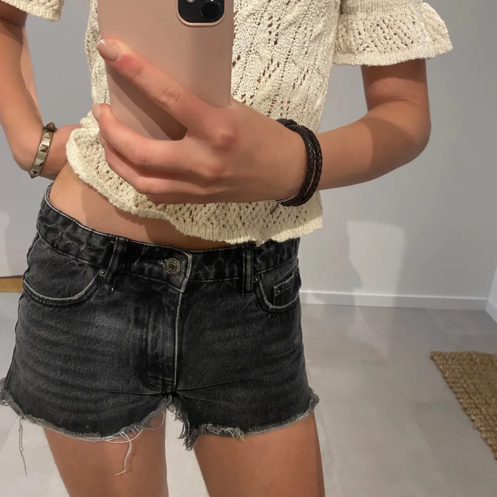 Säljer dessa jeansshortsen från Iza och elles kollektion med Gina 🥰🥰storlek 146 men sitter som xs. Shorts.