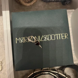 Maria nilsdotter örhänge - Maria nilsdotter örhänge. Säljer för att jag bytt till silver. Nypris 2800 kr. Går inte ner i pris