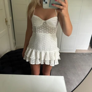 Zara klänning - Säljer denna sååå fina klänning ifrån zara!!💓 Storlek xs men skulle säga att den passar xs/s❤️ klänningen är helt som ny och är i toppen skick🥰🥰🤗🤗