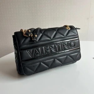 Valentino väska - I nyskick, använd max 3 gånger Köpt hos zalando, 1445 kr ny Den är 18 cm hög och 26 cm bred