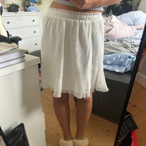 Vit mini kjol från NA-KD - Säljer denna söta vita minikjolen från NA-KD i ett coolt och luftigt tyg. Tyvärr har denna kjolen aldrig kommit till användning, därav jag säljer den. Den har en underkjol.