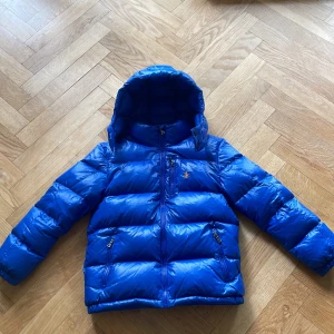 Polo Ralph Lauren jacka blå  - Polo Ralph Lauren Jacka storlek M barn. Jacka är Limited edition och går inte att köpa längre, nypris 4000kr mitt pris 1500kr. Jackan är perfekt för vintern men även för hösten och våren den brukar funka i 10+grader till 15-grader utan några problem.