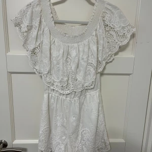 Offshoulder Abercrombie & Fitch playsuit/romper - Superfin kort byxdress/playsuit/romper från Abercrombie & Fitch i storlek XS. Massor av fina detaljer! Har endast amvänts två gånger och är tyvärr för liten. I mycket fint skick!