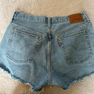 Levis shorts  - Levis shorts blåa och gråa styck pris 150 st 250 för båda