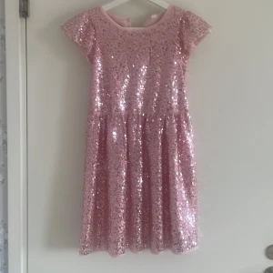 En vacker rosa glittrig klänning - En vacker snygg rosa klänning🩷 som är jätte glittrig och snygg i verkligheten/ skriv om ni har frågor   