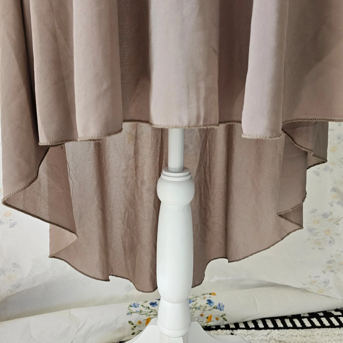 Beige och vit klänning med spetsdetaljer - 93