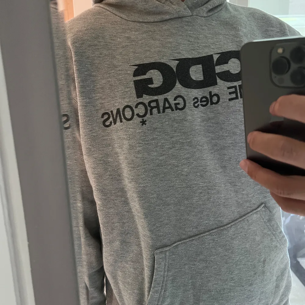 Vintage CDG hoodie köpt i Tokyo för 1800 kr. Välanvänd. Riktigt skön. StorlekL. . Hoodies.