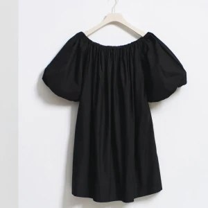 Svart sommar klänning - Aldrig använd sommarklänning off shoulder XS