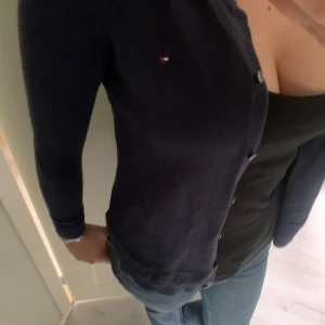 Marinblå Tommy Hilfiger kofta❤️ - En skit fin å gullig Tommy Hilfiger kofta. Den har super fina å gulliga detaljer!! Står 164 i den men skulle säga att den passar XS-S❤️❤️ Skriv om du någon fråga!❤️