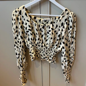 Superfin blus - Så fin blus från Chiquelle. Använd en del men i bra skick. Passar perfekt till middag/fest/vardag