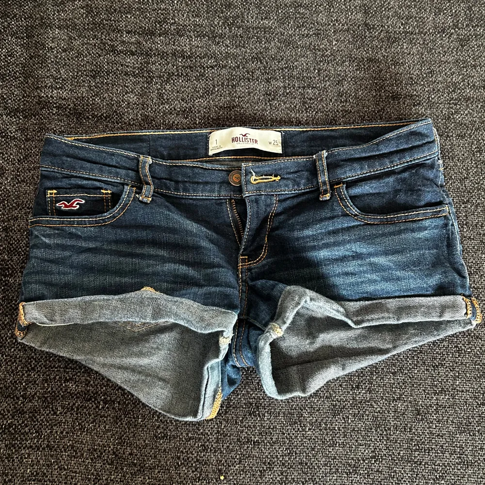 Snygga lågmidjade shorts från hollister i storlek S🤍 Skriv om ni har frågor! :) . Shorts.