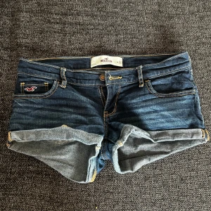 Shorts - Snygga lågmidjade shorts från hollister i storlek S🤍 Skriv om ni har frågor! :) 
