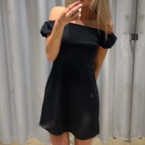 Klänning från HM - Jättefin klänning från HM med volanger på ärmarna strl S använd fåtal gånger 