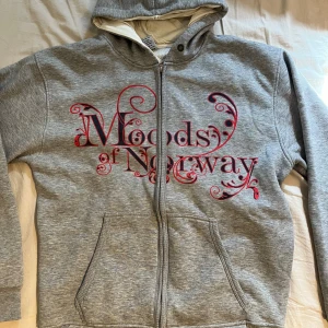 Ziphoodie med tryck - Cool munkjacka med tryck både fram och bak, köpt i Norge för många år sedan men är i fint skick, storlek Xl💕