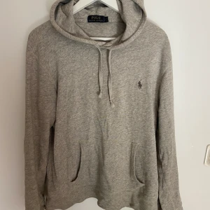 Ralph lauren hoddie - En Ralph lauren hoddie size S, otroligt skön och bra kvalitet! Har inte haft den så länge för den är snäppet för tajt för va jag gillar men annars helt perfekt 🤩, ny pris ca 1 100  (Bara att skriva om ni har frågor)