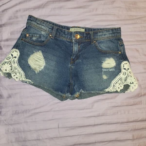 Jeansshorts - Jättefina jeansshorts som hag säljer då de är för små på mig. Midjan är 36-37cm rakt över.