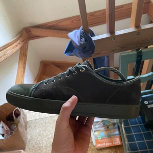 Lanvin patent cap toe - Ett par snygga Lanvin patent cap toe i bra skick (8,5/10) storlek 11 så 45 men passar 46 (nypris 5000 mitt pris 1899)  kom gärna med prisförslag (priset går att diskuteras)